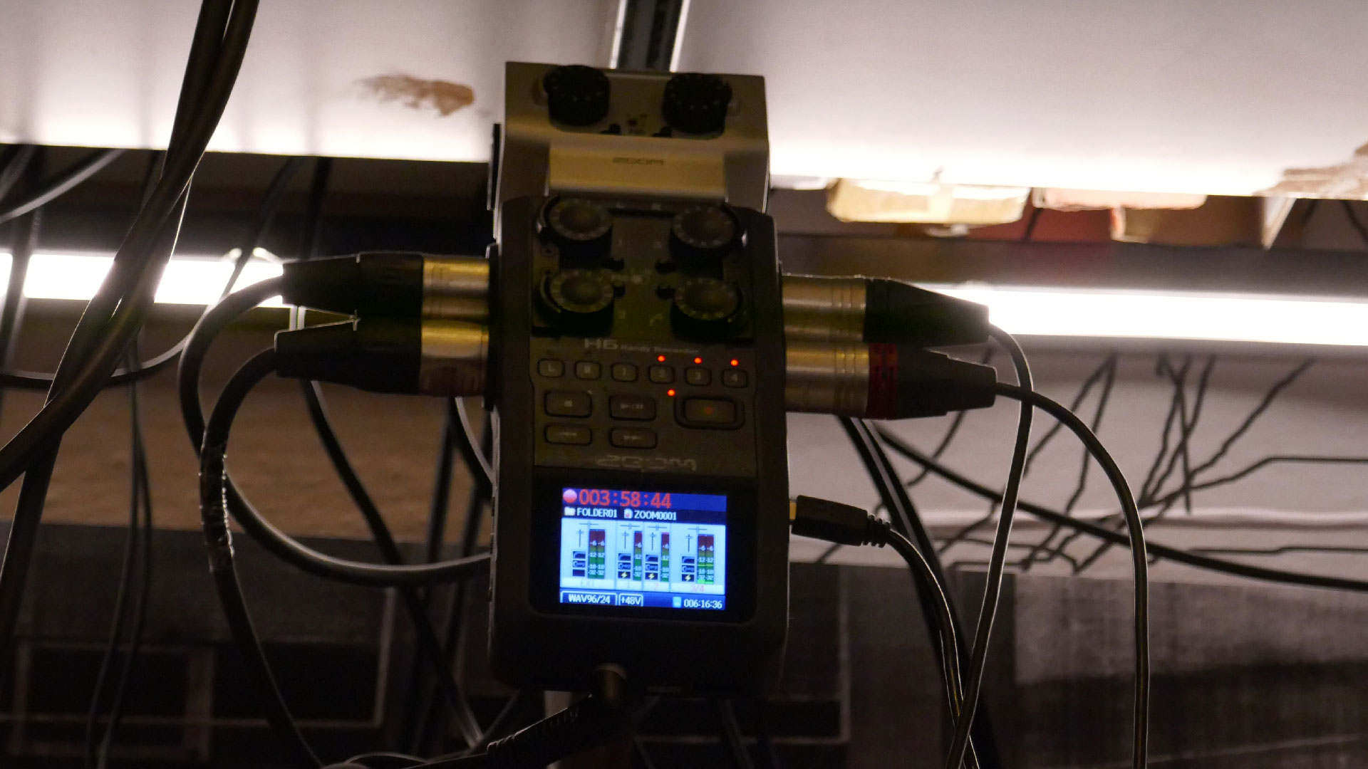 2025-01-16 2016 'Antworten in Zahlen auf mögliche Fragen' (Pixelkomposition) (Vocoder Remix Empty Numbers 1 - 4)